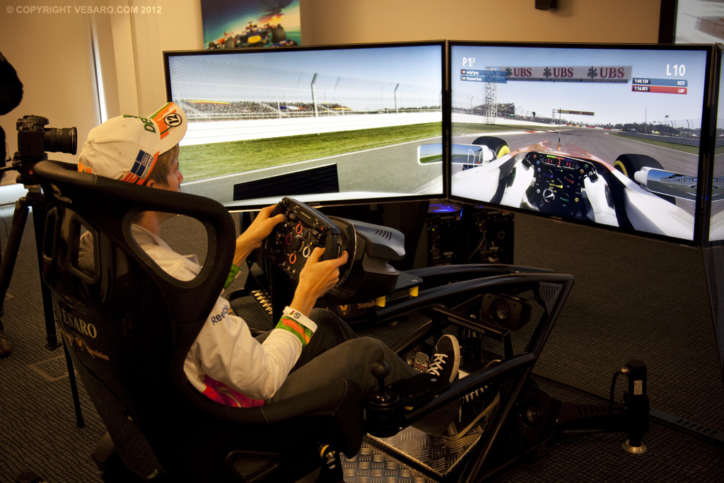 Invitado VIP disfrutando simulador F1 triple pantalla